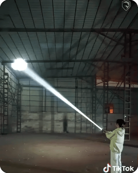 Linterna LED Super Luminosa con Zoom Telescópico de Hasta 3800 Metros Alcanze
