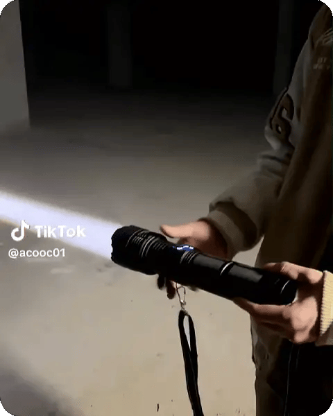 Linterna LED Super Luminosa con Zoom Telescópico de Hasta 3800 Metros Alcanze